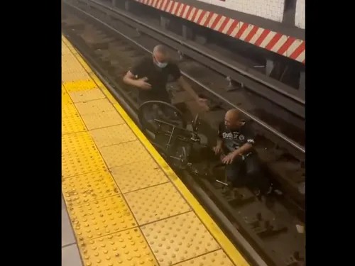 Il sauve in extremis un handicapé tombé sur les rails du métro à...